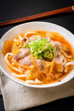 Udon ramen noodle ile domuz eti ve kimchi 