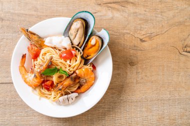 Deniz ürünleri makarna spagetti ve istiridye, karides, Squis, midye ile