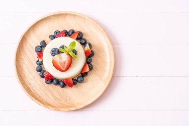 taze çilek ve yaban mersini ile yoğurt puding