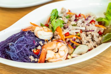 Baharatlı erişte salata karides ve kıyılmış domuz