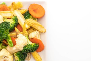 Beyaz arka plan üzerinde izole tavada kızartılmış mix sebze