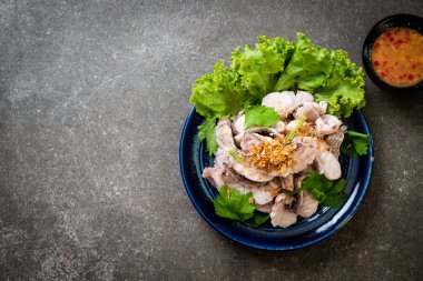 Haşlanmış balık dip sos ile