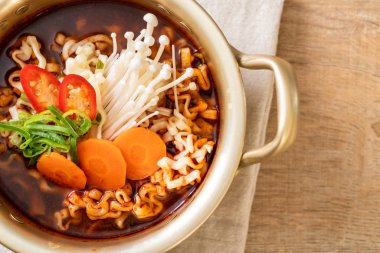 Altın tencerede Kore anlık erişte 