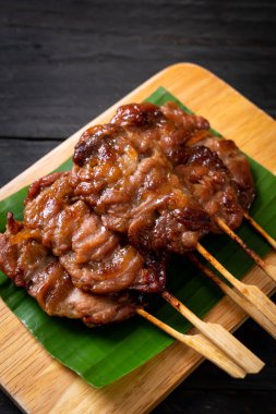 saptırılmış süt domuz beyaz yapışkan pirinç ile ızgara