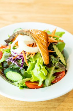 Kızarmış somon salata