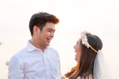 Mutlu genç Asyalı çift aşık iyi vakit geçiriyor 