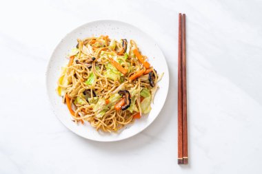 tavada kızartılmış yakisoba noodle sebzeli