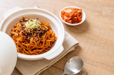 Kore sıcak ve baharatlı anlık noodle kimchi ile