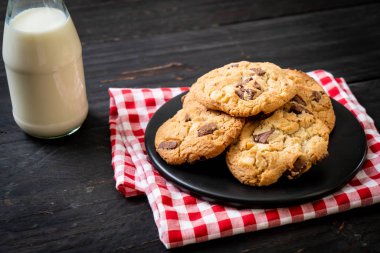 Çikolata parçacıklı kurabiye.