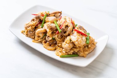 Tavada kızartılmış kalamar ve ahtapot tuzlu yumurta ile