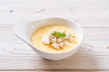 Yengeç ile haşlanmış yumurta