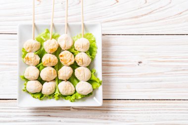  tatlı biber soslu ızgara domuz eti köfte