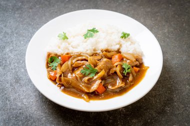 Japon köri pirinç dilimlenmiş domuz eti, havuç ve soğan ile