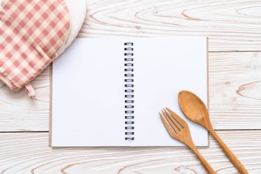 metin Not kopya sapce ile ahşap yüzeyde için boş defter