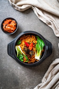 sebze ve kimchi Koreli anlık erişte