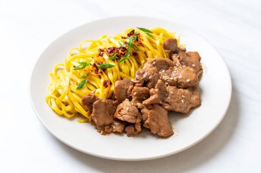 domuz eti ile Asya tavada kızartılmış erişte