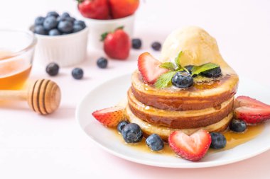 yaban mersini, çilek, bal ve vanilya buz-cr ile gözleme