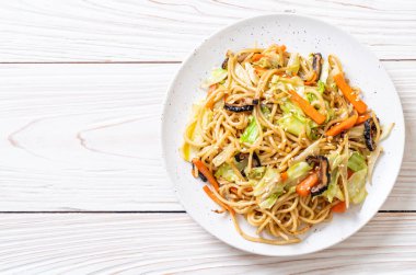 tavada kızartılmış yakisoba noodle sebzeli