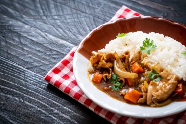 Japon köri pirinç dilimlenmiş domuz eti, havuç ve soğan ile