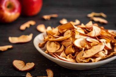 Ev yapımı kurutulmuş organik elma dilimli