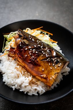 saba balık tepesinde ekmek kapısı üzerinde teriyaki soslu ızgara