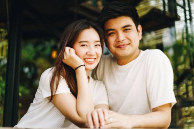 Asyalı mutlu bir çift. 