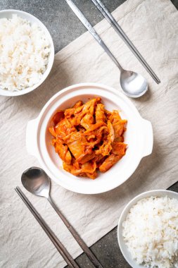 kimchi ile tavada kızartılmış domuz eti