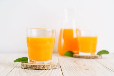 Ahşap arka plan üzerinde taze portakal suyu