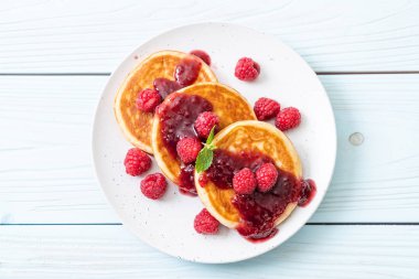 Taze ahududu ve frambuaz sos ile gözleme