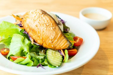 Kızarmış somon salata