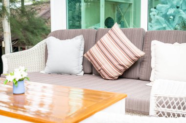 Açık veranda üzerinde rahat yastık 