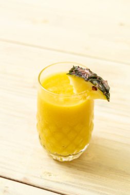 taze ananas güler yüzlü cam ahşap masa üzerinde