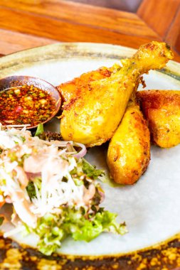 Kızarmış tavuk ve sebze salatası. 