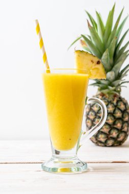 taze ananas güler yüzlü cam ahşap masa üzerinde