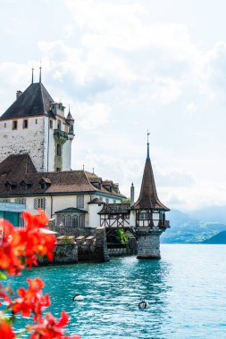 Thun Gölü arka planda İsviçre Oberhofen Kalesi