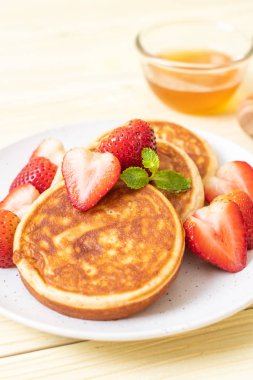 Taze çilek ile gözleme