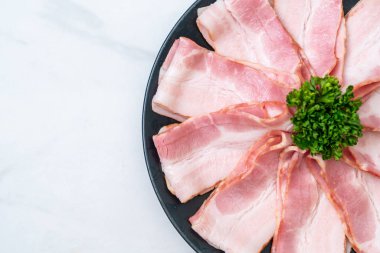 Çiğ domuz pastırma dilimlenmiş