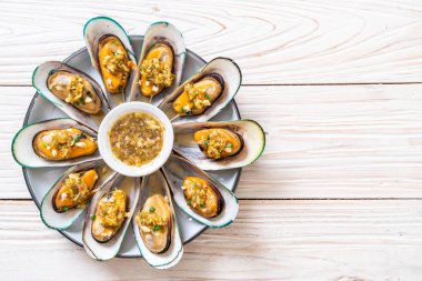 Midye baharatlı deniz ürünleri sos ile