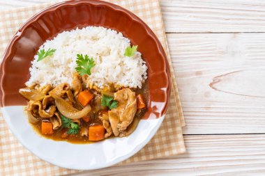 Japon köri pirinç dilimlenmiş domuz eti, havuç ve soğan ile