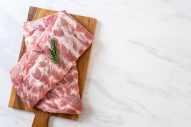 Taze çiğ domuz kaburgası. 