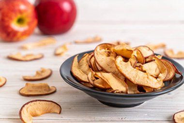 Ev yapımı kurutulmuş organik elma dilimli