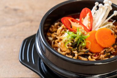 siyah kase Kore anlık erişte