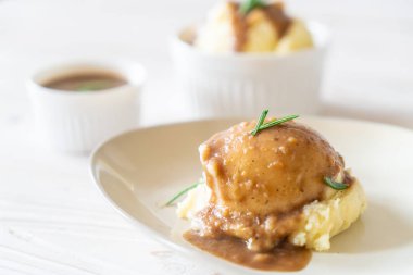 sos soslu patates püresi