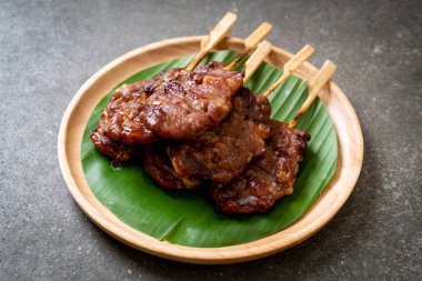 saptırılmış süt domuz beyaz yapışkan pirinç ile ızgara