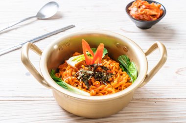 sebze ve kimchi Koreli anlık erişte