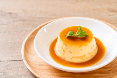 Ev yapımı karamel kremalı puding