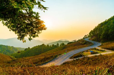 Katman dağ ve yol ile güzel günbatımı gökyüzü