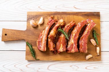 Taze Çiğ domuz kaburga malzemelerle kavurma için hazır