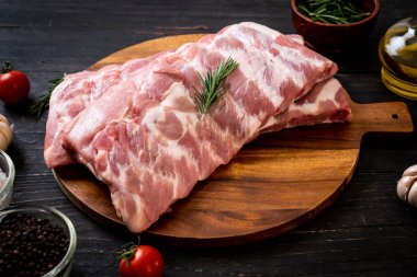 Taze çiğ domuz kaburgası. 