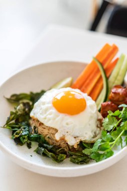 Baharatlı kızarmış pilav kızarmış yumurta ve sebze ile